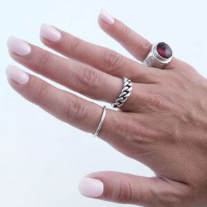 Alternative view of Anel com pedra vermelha