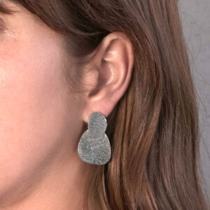 Alternative view of Par de brincos irregular duplo