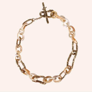 Colar viagem travinca girafa dourado