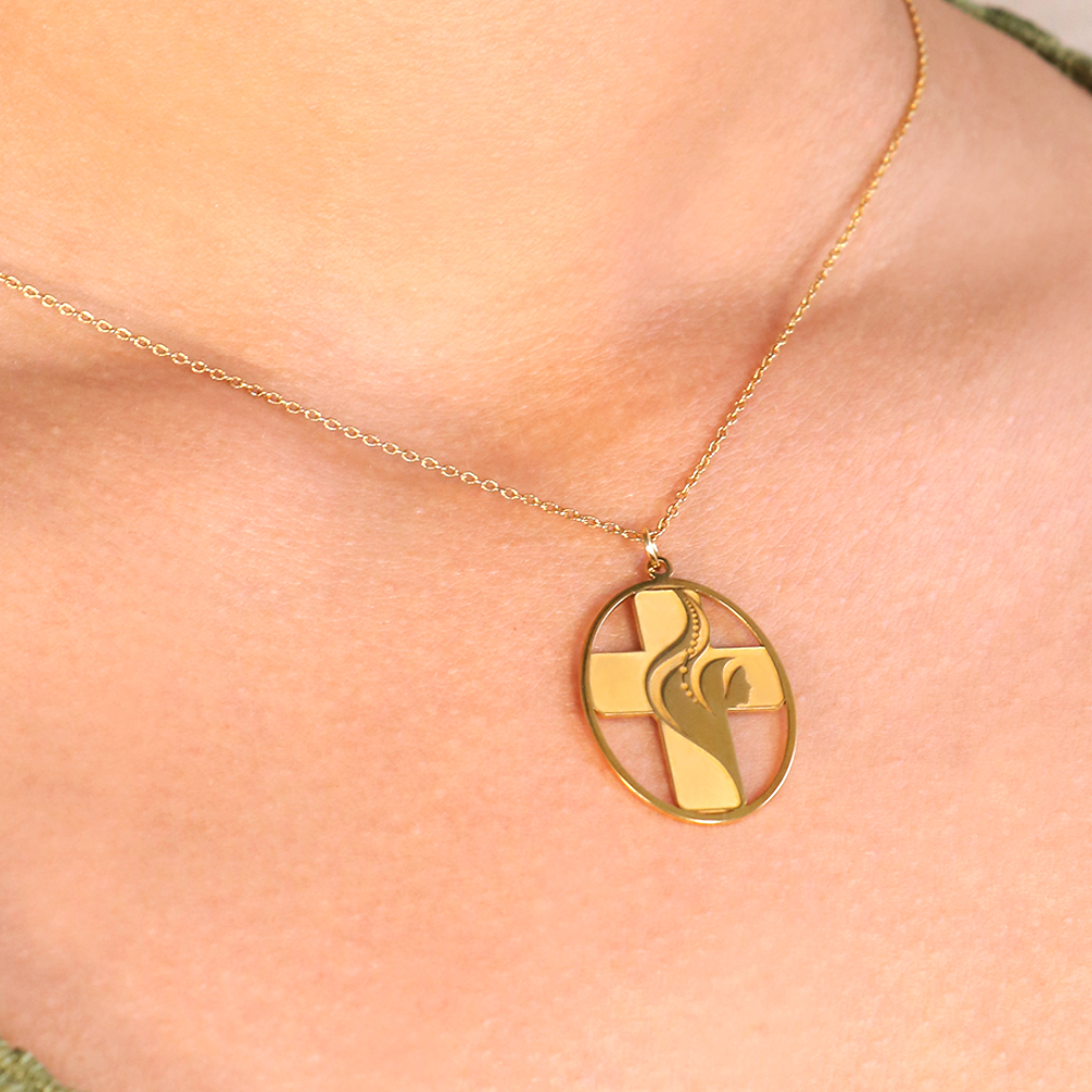 Colar cruz oval dourada JMJ 2023 - Image 3