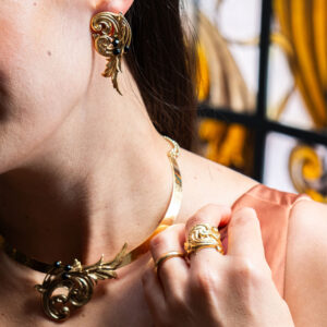 Alternative view of Par de brincos luz dourados