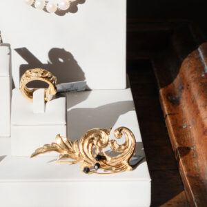 Alternative view of Alfinete luz dourado