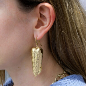 Alternative view of Par de brincos folhas duplas