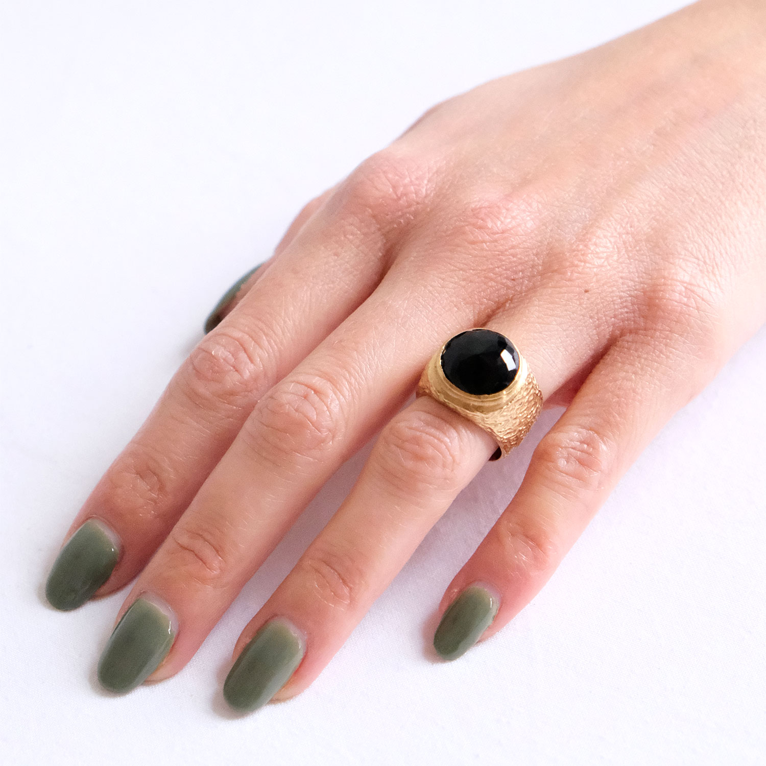 Anel com pedra preta dourado - Image 2