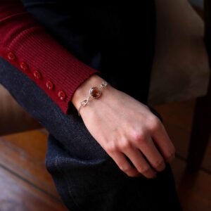 Alternative view of Pulseira ara castanha