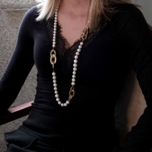 Alternative view of Colar perolas e elos dourado