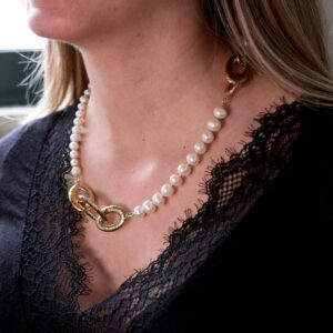 Alternative view of Colar perolas e elos dourado