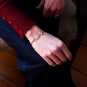 Alternative view of Pulseira la palma quartzo rosa dourada