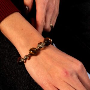 Alternative view of Pulseira esferas e olho de tigre dourada