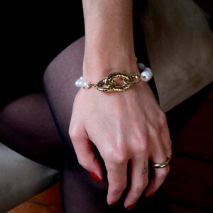 Alternative view of Pulseira perolas e elos dourado