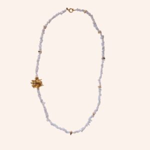 Colar wood com calcedonias dourado