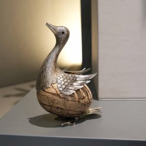 Alternative view of Pato com ovo de mármore