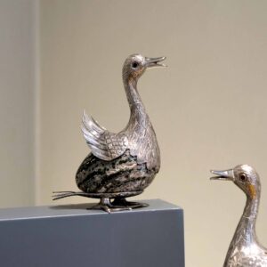 Alternative view of Pato com ovo de jaspe e cabeça móvel