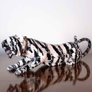 Alternative view of Tigre em pedra jaspe zebra com colar em prata dourada