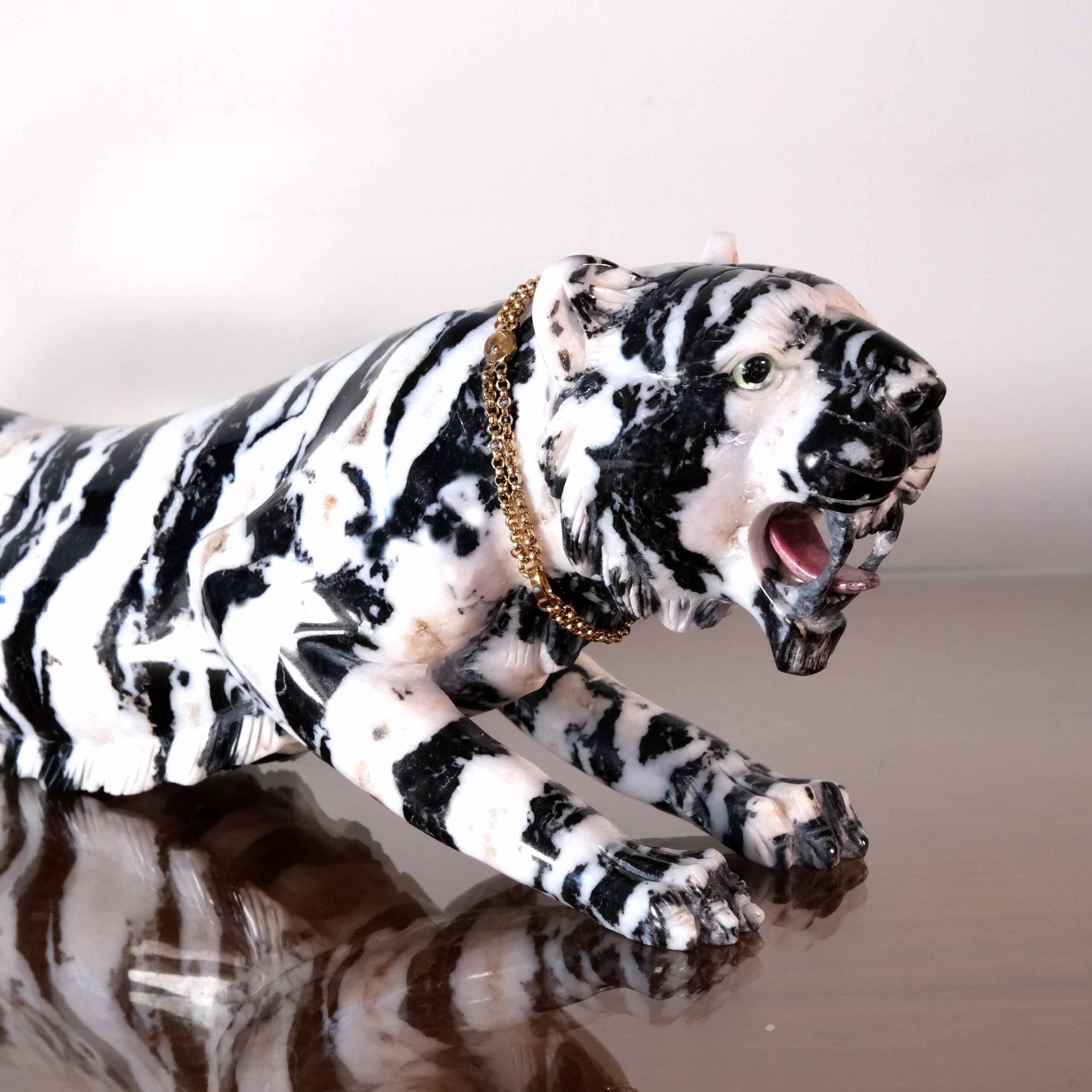 Tigre em pedra jaspe zebra com colar em prata dourada - Image 3