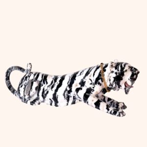 Tigre em pedra jaspe zebra com colar em prata dourada