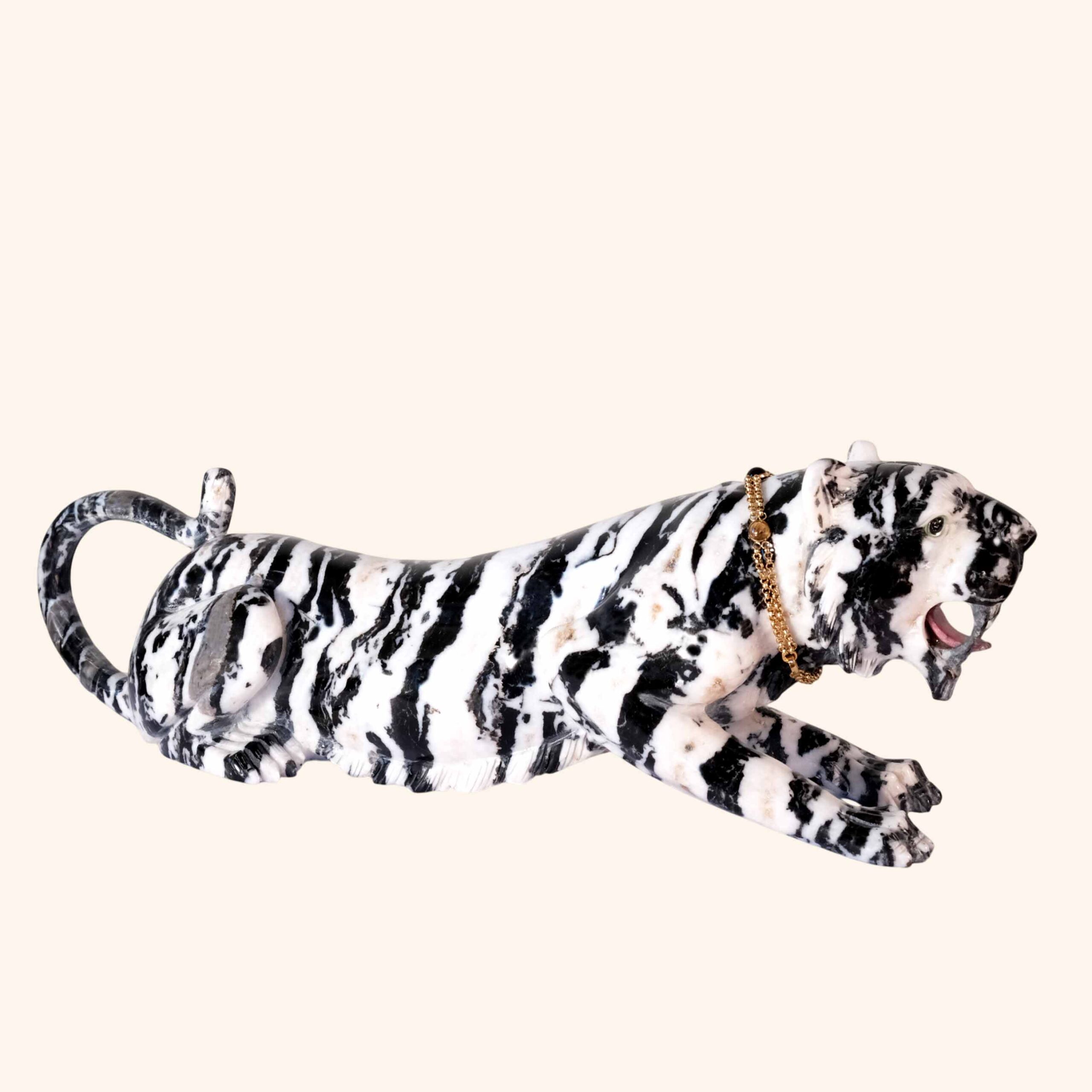 Tigre em pedra jaspe zebra com colar em prata dourada
