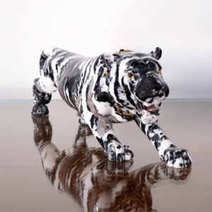 Alternative view of Tigre em pedra jaspe zebra com colar em prata dourada