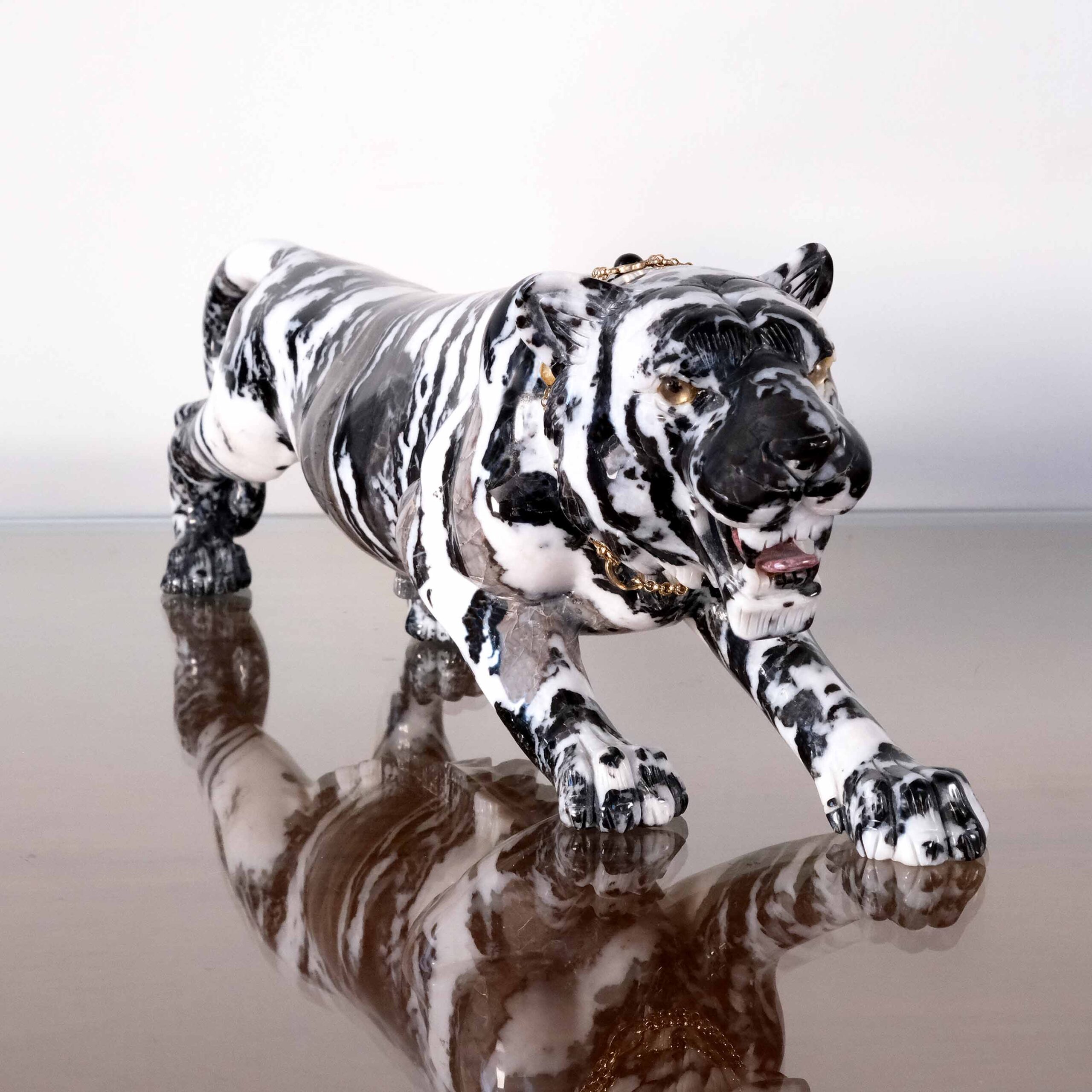 Tigre em pedra jaspe zebra com colar em prata dourada - Image 2