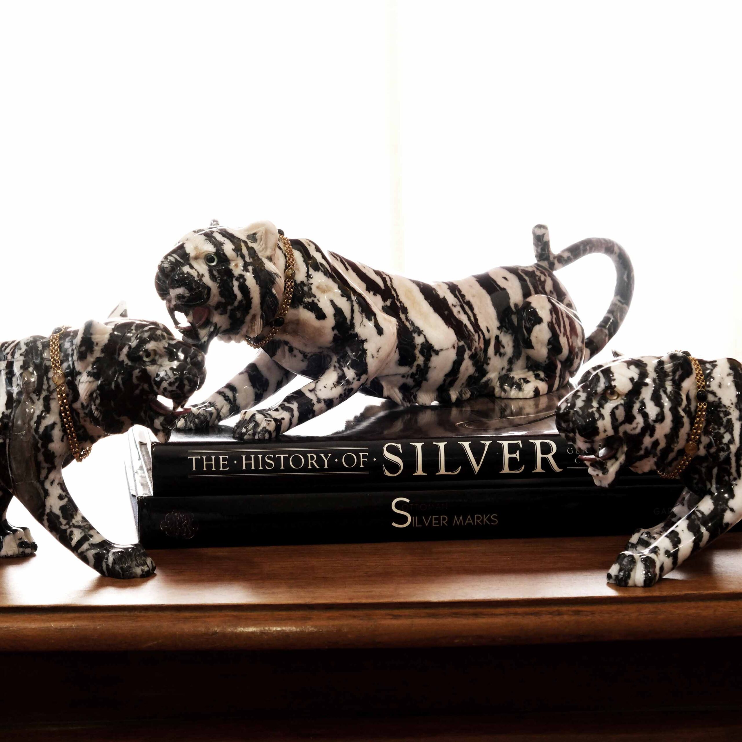 Tigre em pedra jaspe zebra com colar em prata dourada - Image 4