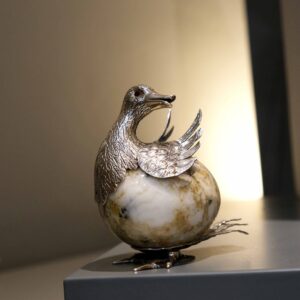 Alternative view of Pato com ovo de jaspe