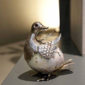 Alternative view of Pato com ovo de opala denditrica