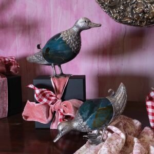 Alternative view of Pato com ovo de jaspe oceânico