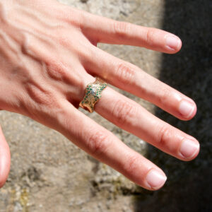 Alternative view of Anel Matéria verde dourado