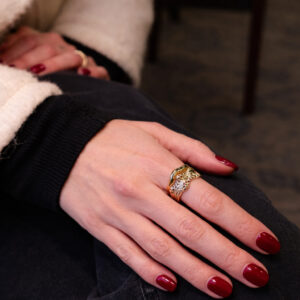 Alternative view of Anel Matéria granadas dourado