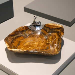 Alternative view of Taça aragonite com gazela