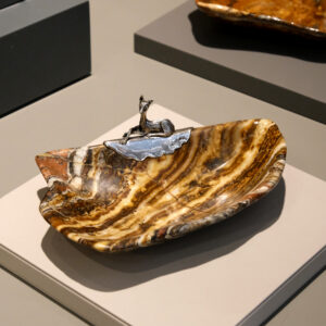 Alternative view of Taça aragonite com gazela