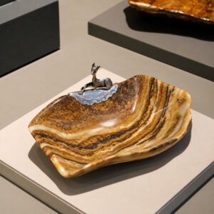 Alternative view of Taça aragonite com gazela