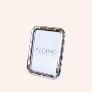 Moldura rectangular com parafusos