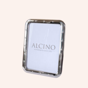 Moldura rectangular com parafusos