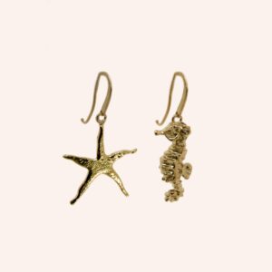 Par de brincos estrela do mar e cavalo marinho dourado